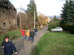 Weiter vorbei am einstürzenden Klostergut