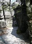 Es geht bergan durch die Felsen