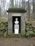 Vorbei am Anna-Amalia-Denkmal aus dem Park hinaus