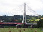 Punktlandung, gleichzeitig mit dem Zug an der Elbebrücke