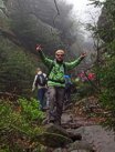 Optimistischer Wanderleiter mit Sonnenbrille