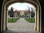 Blick durchs Torhaus auf das Barockschloss Rammenau