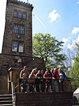 Aussichtsturm mit Wandergruppe