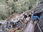 ... um schlie&szlig;lich &uuml;ber Treppen abzusteigen